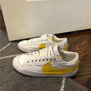 Nike Blazer 77 Jumbo Low White and Yellow Sneakers Vintage 6 Y / 7.5 W